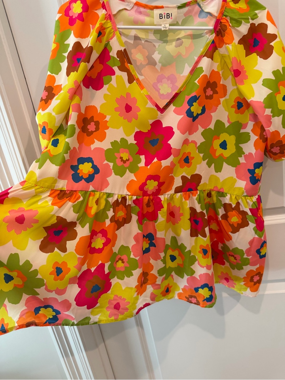 BiBi Bright Floral V-Neck Top Size Large - Picture 9 of 14